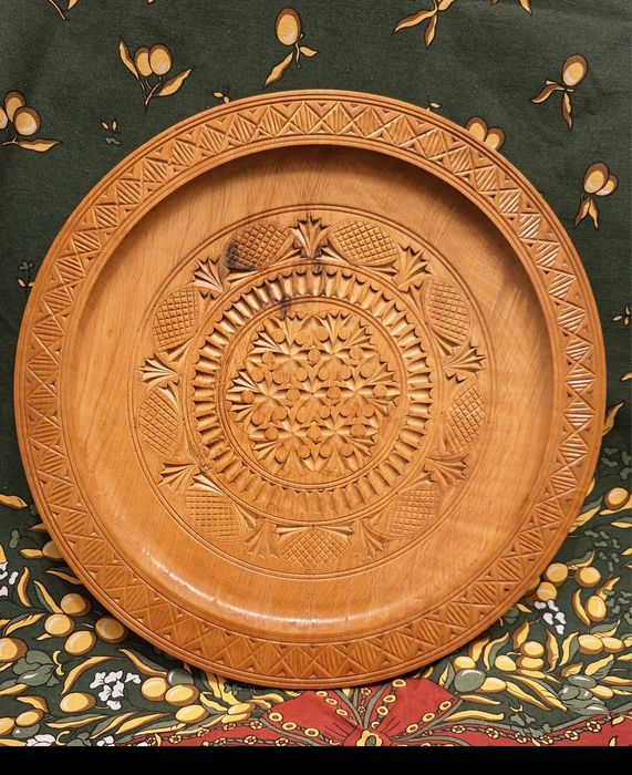 Platou / Farfurie din lemn sculptat