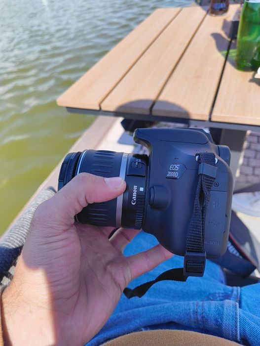 Цената е крайна ! Canon 2000D ,като нов на 7000 кадъра