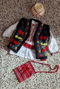 Costum traditional baietei IE+VESTA+CLOP+BRÂU+TRAISTUȚĂ baieti 4-6 ani