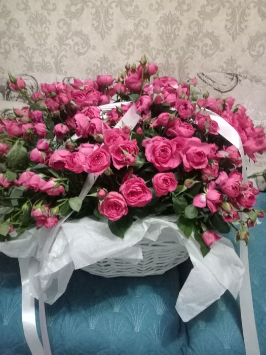Шикарные розы в корзине за 10000