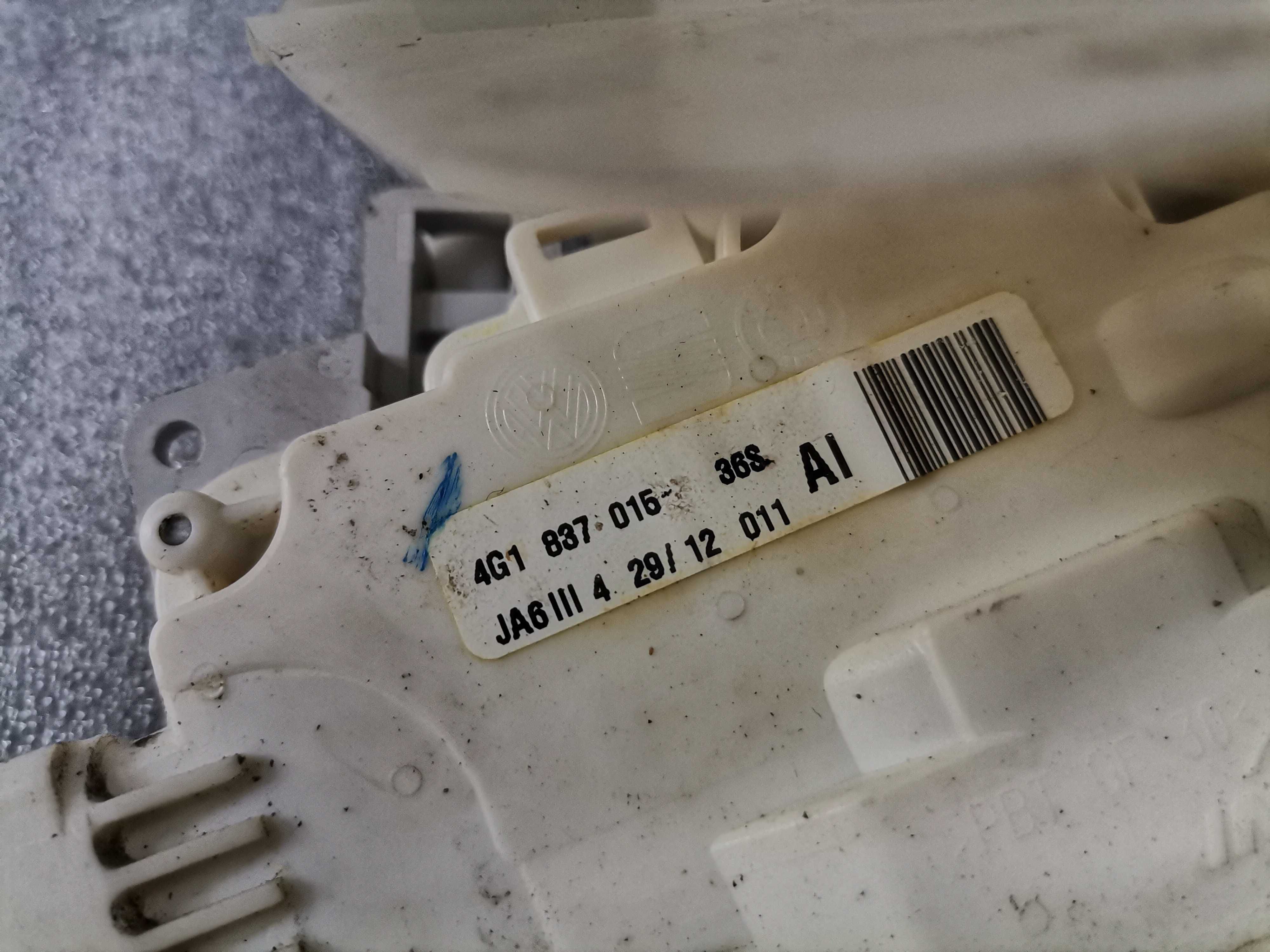 OE Предна Брава Audi A6 A8 Porsche VW 8J1837016C