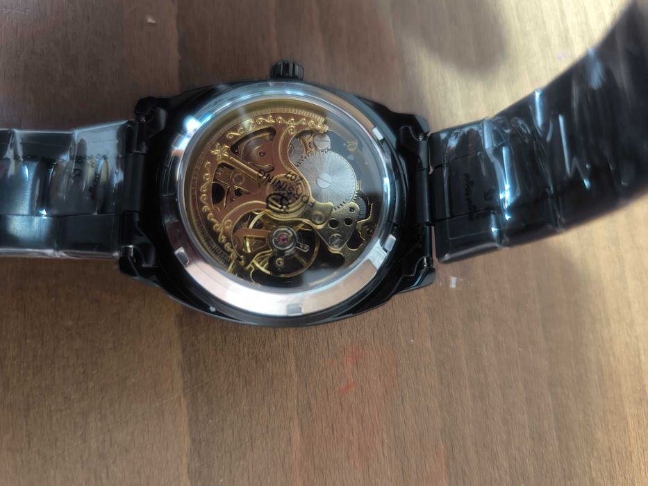 Самонавиващ се  ръчен часовник