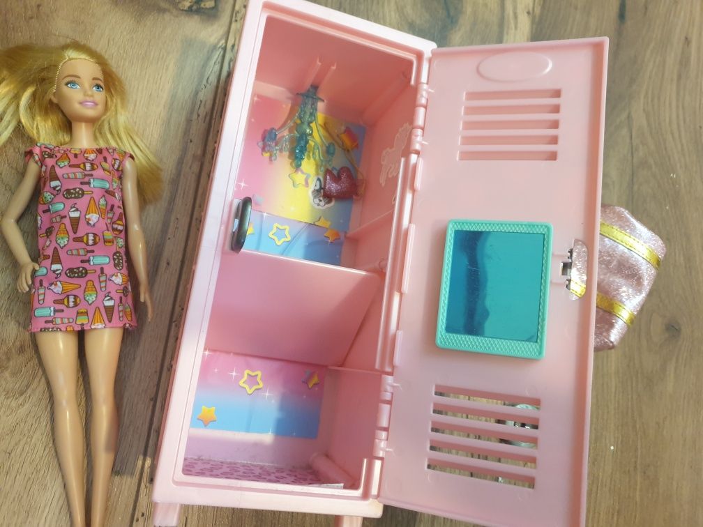 Barbie  cu geanta și vestiar