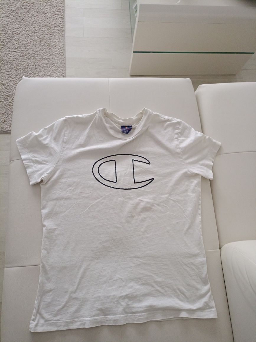 Vând tricou Champion cu logo,unisex, produs de calitate.