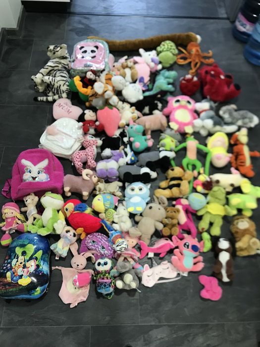 Чувал с 68 плюшени играчки и 4 ранички
