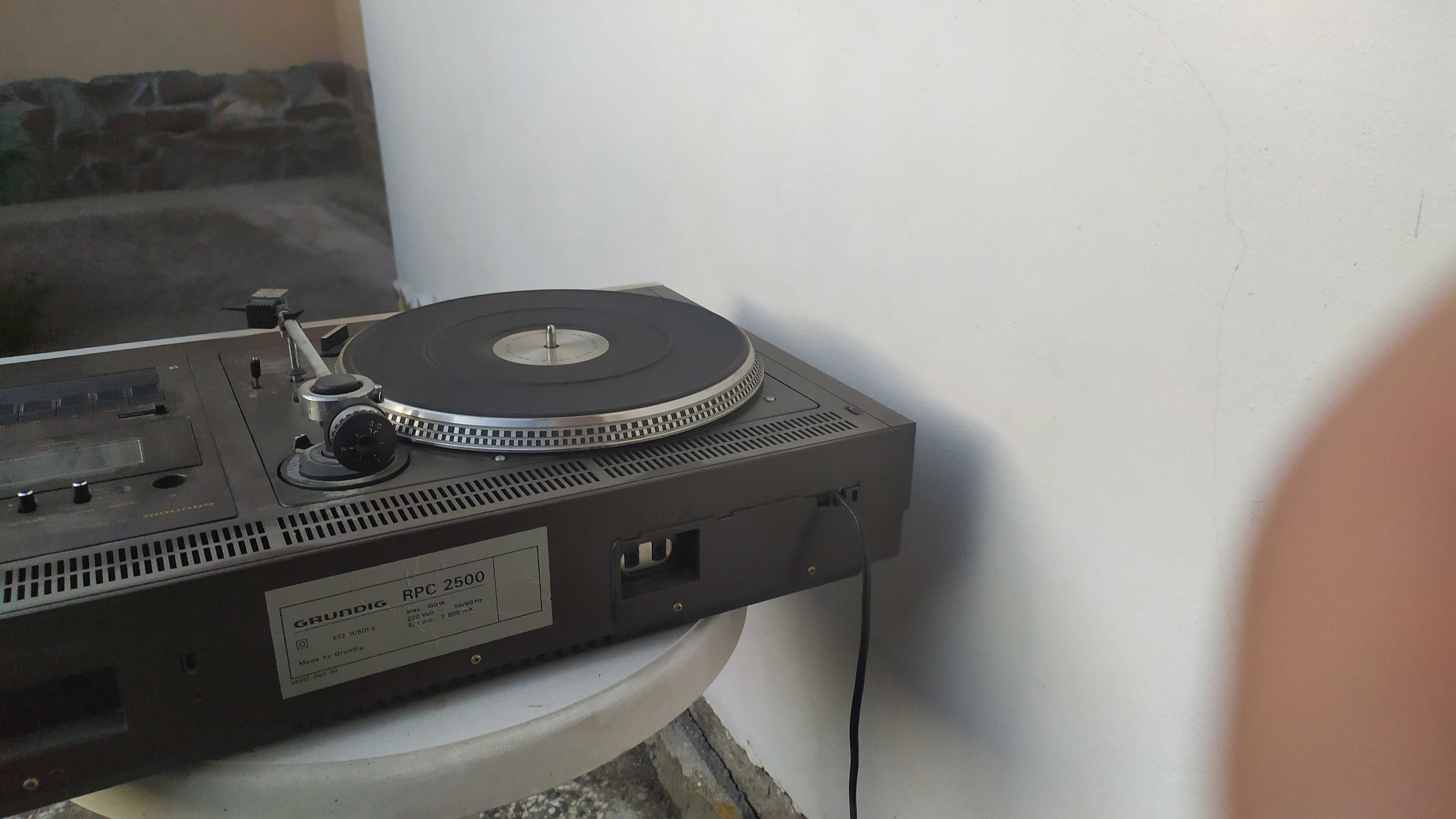 Продавам музикален център Grundig !