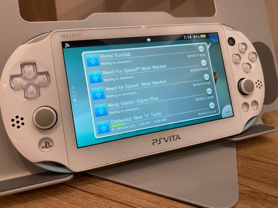 Playstation PS Vita Light Blue / White  • Modată • 128GB Jocuri