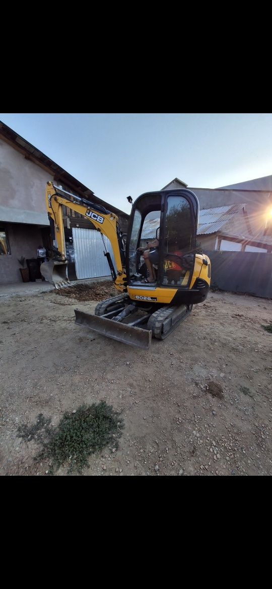 Miniexcavator inchiriez