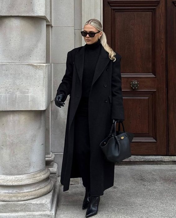 Элегантное длинное чёрное пальто