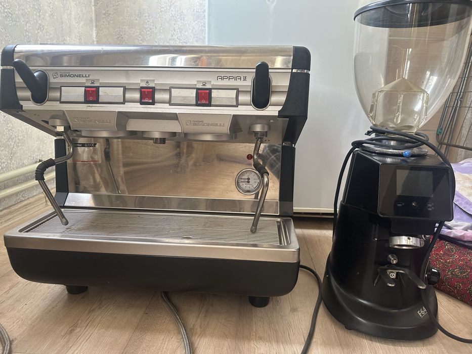 Кофе машинка, бонусом кофемолка, питчер, холдер, джигеры