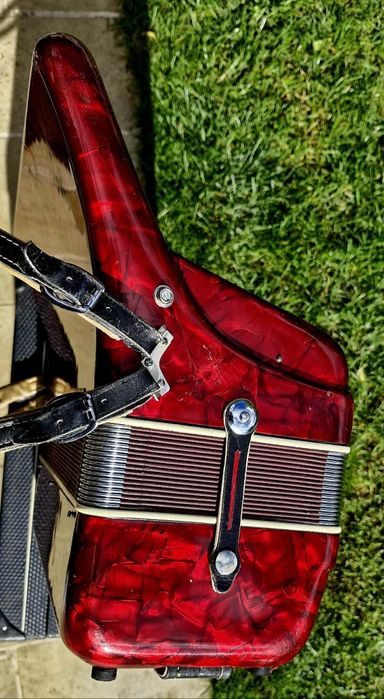 Vând acordeon parrot cu 60 basi rosu