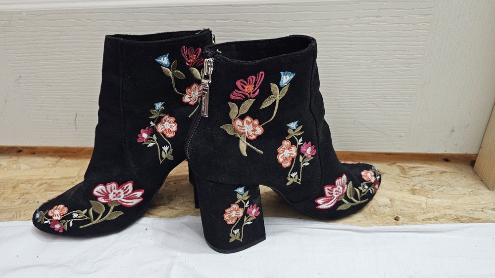 Ghete toc negre cu model floral nr 37 Bershka