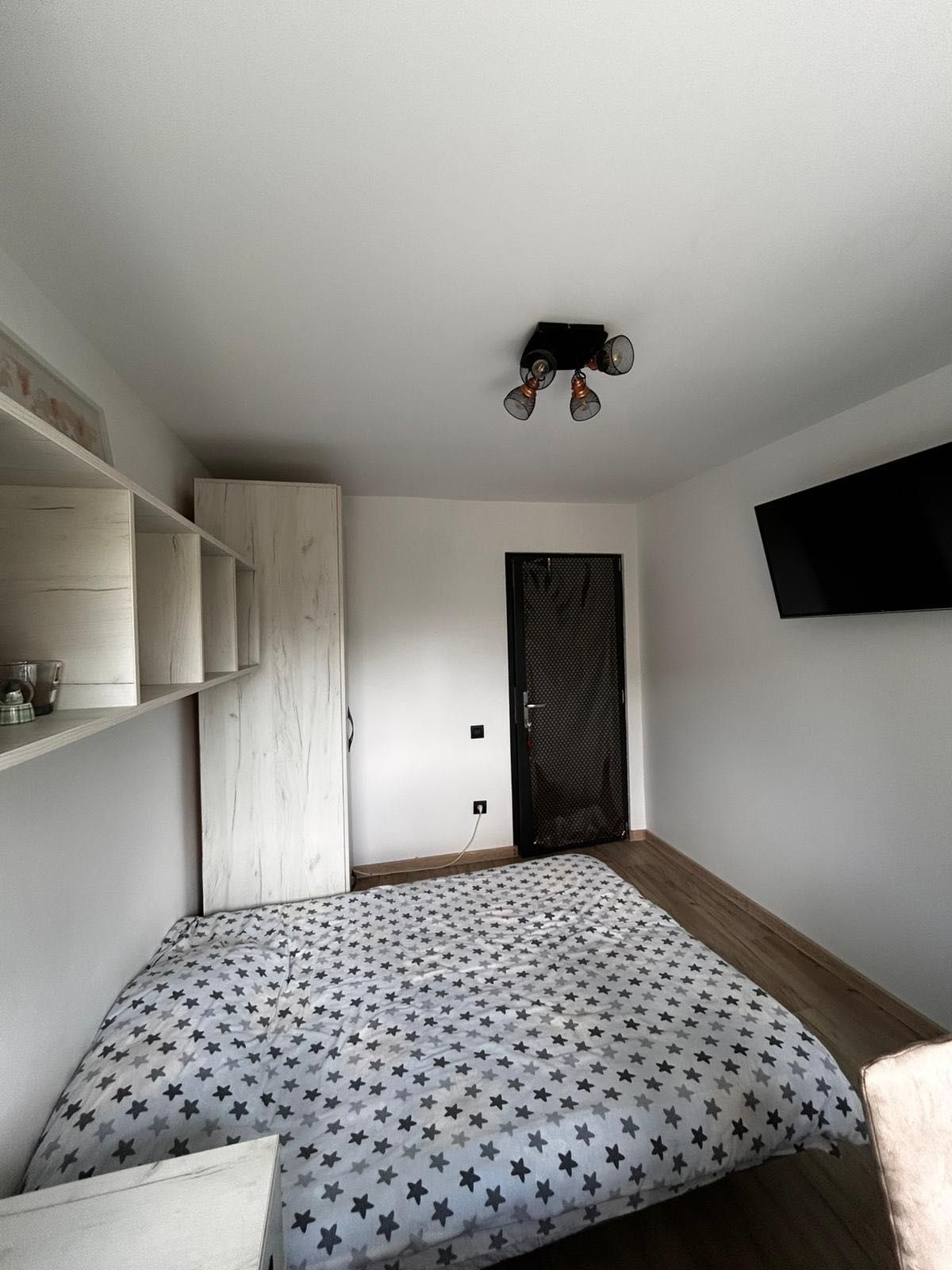 Se închiriază o cameră dintr-un apartament