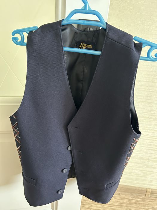 Продам две жилетки на мальчика