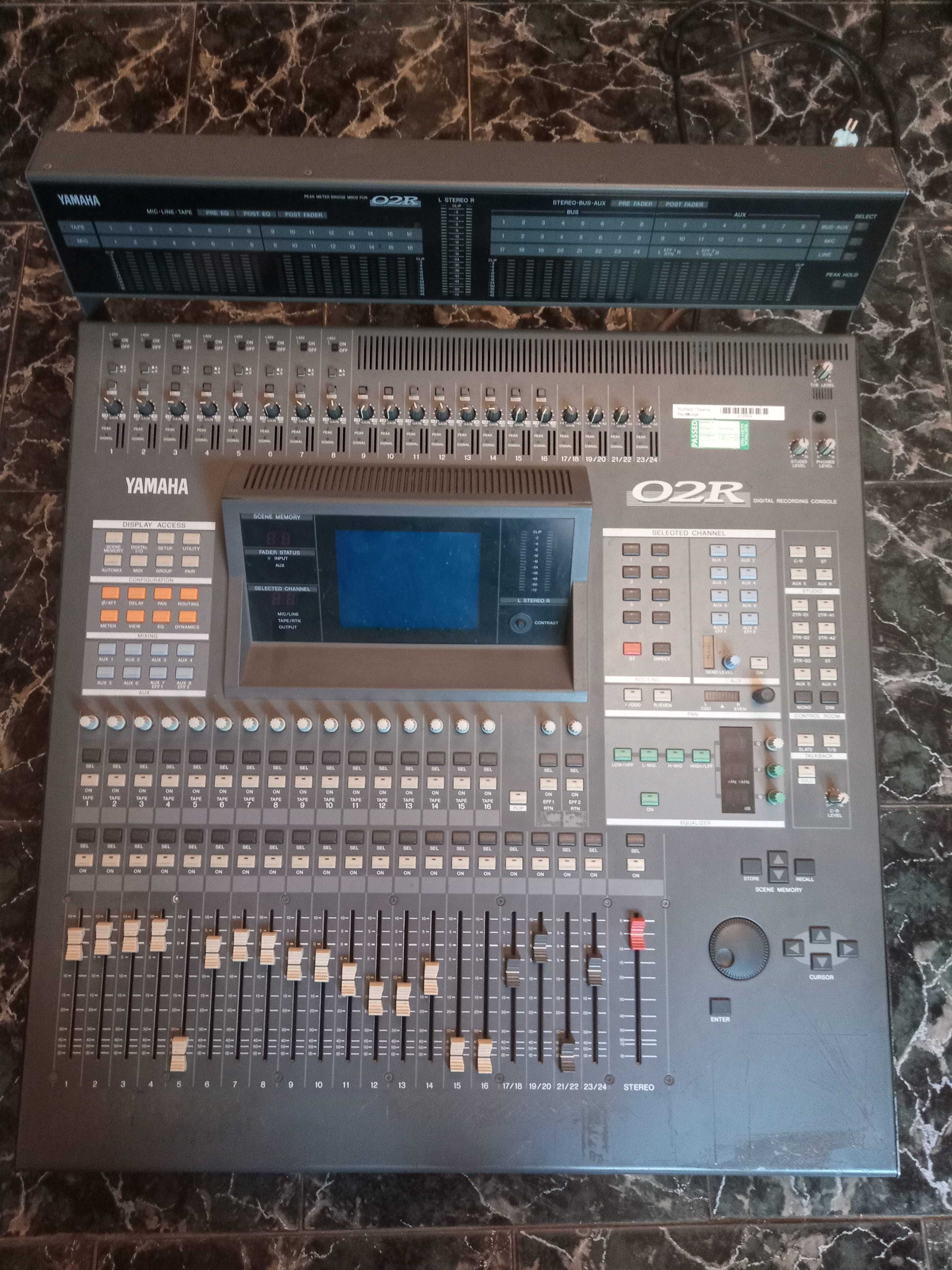 Дигитален пулт Yamaha 02R