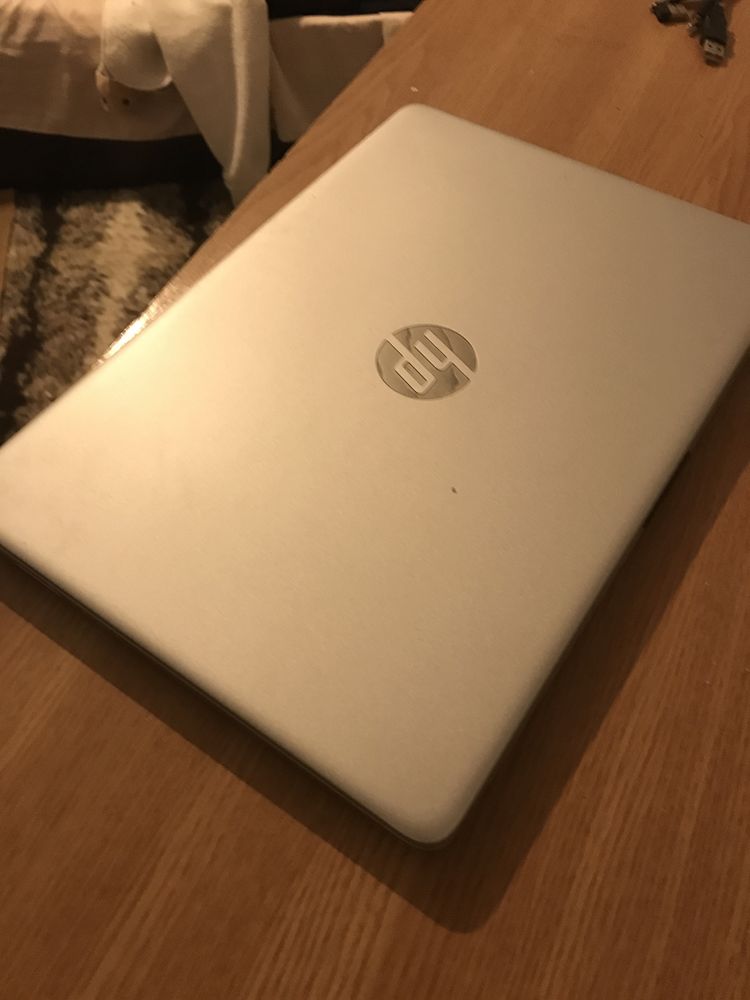 Laptop HP gaming ryzen 7 4.20 GHz si placa video AMD radeon graphics