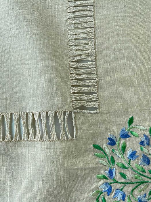 Față de masă mică din in cu broderie - vintage