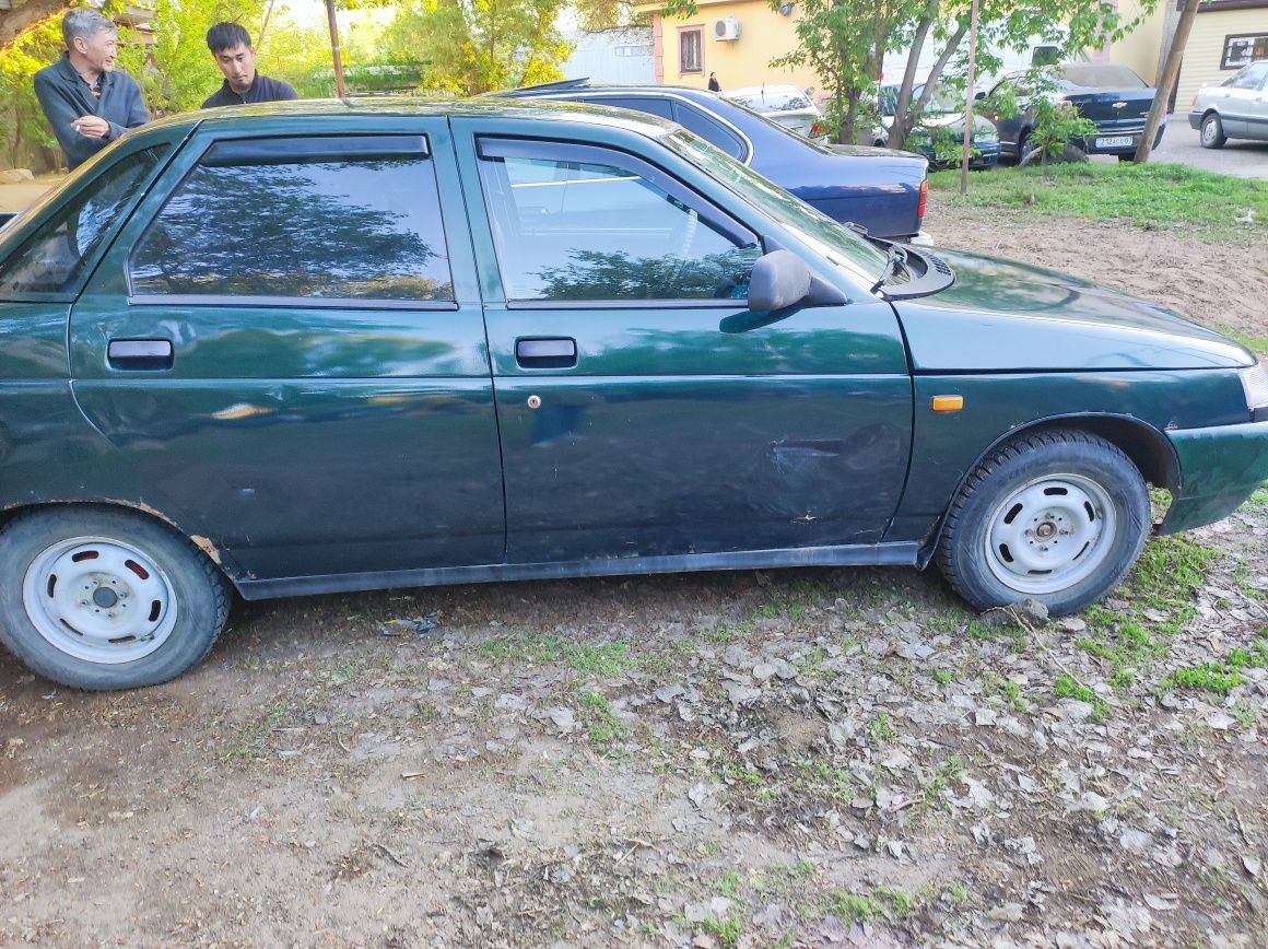 Машина Lada 2110