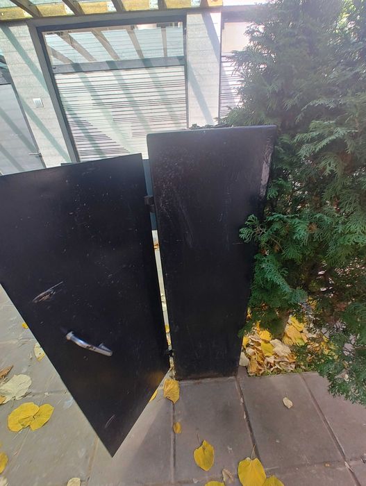 Масивен метален сейф