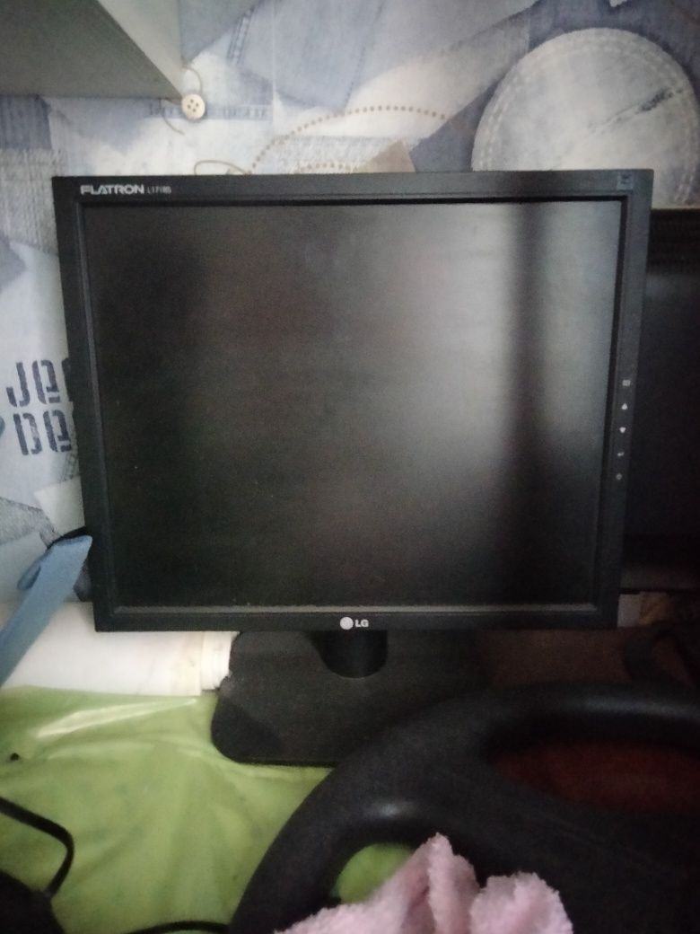 Продам мониторы 3 шт