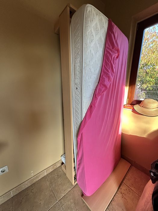 Vând pat pentru o persoana cu saltea.