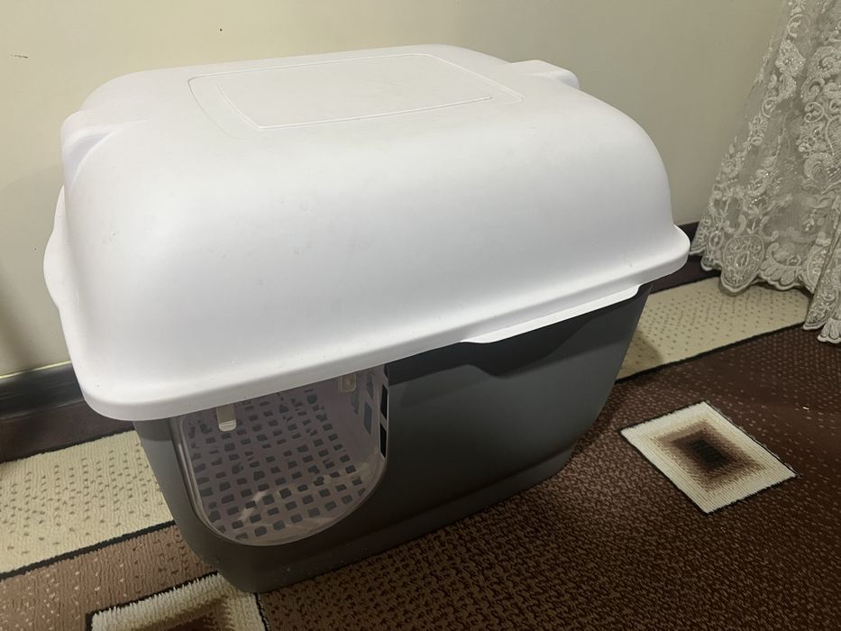 Продаю лоток для кошек с миской и когтеточкой