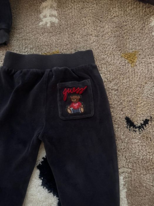 Плюшен екип на марката Guess за момче, размер 18 месеца, 86 см.