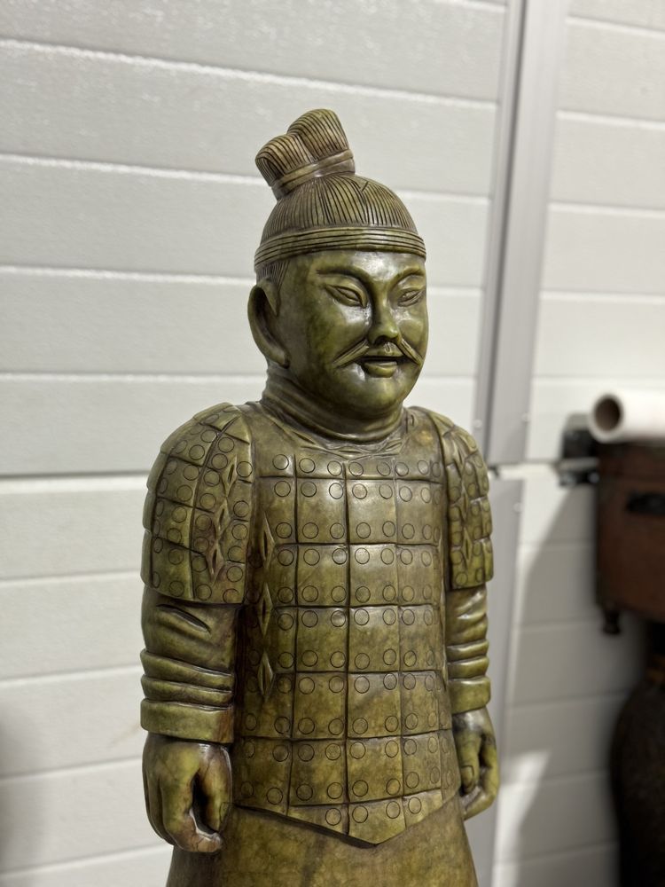Doua statuete din jad pe soclu de lemn