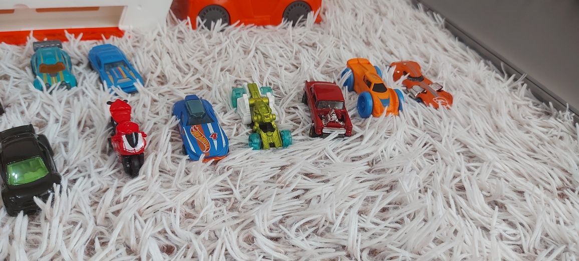 Hot Wheels автоноз и 20 колички.