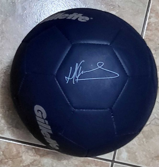 Minge fotbal Gillette, inscriptionata semnatura Ianis Hagi
