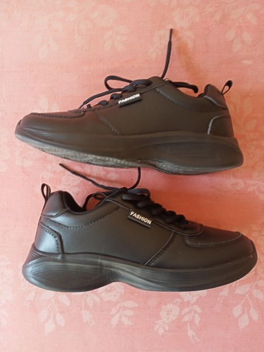 Нови дамски черни маратонки