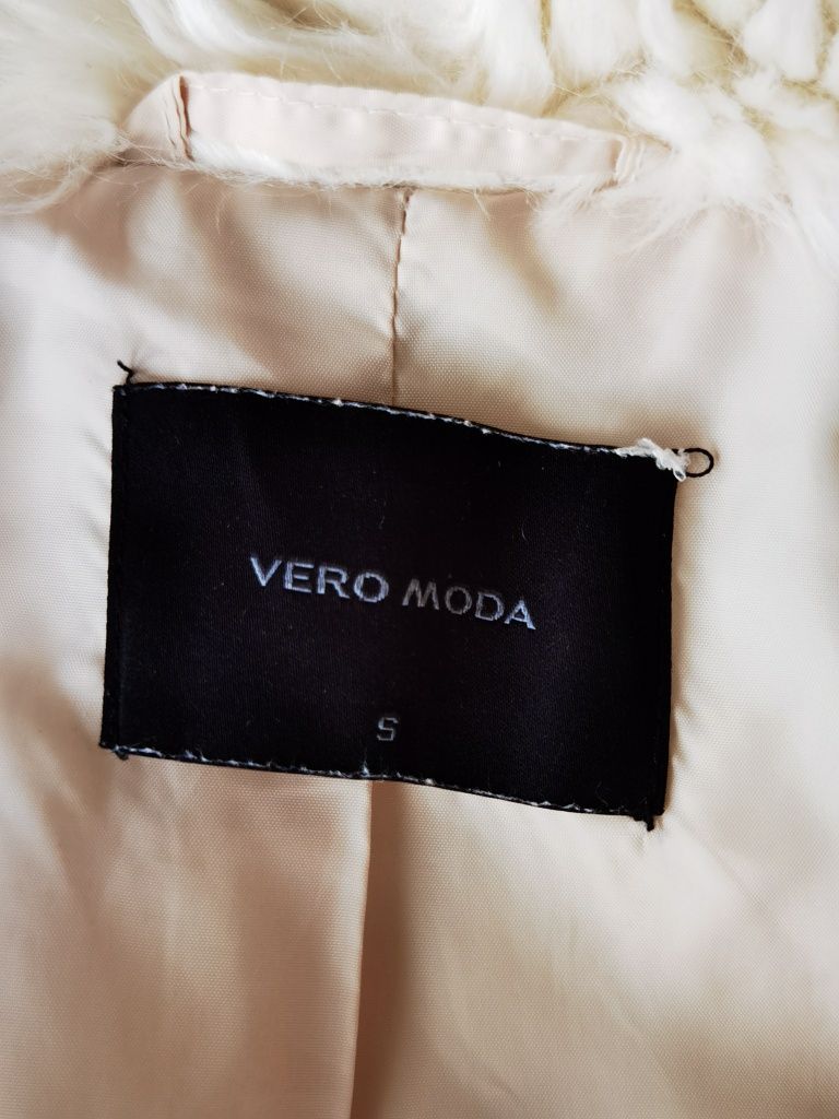 Пухено елече Vero Moda