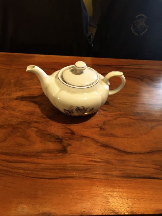 Стари Български порцеланови супник и чайник...