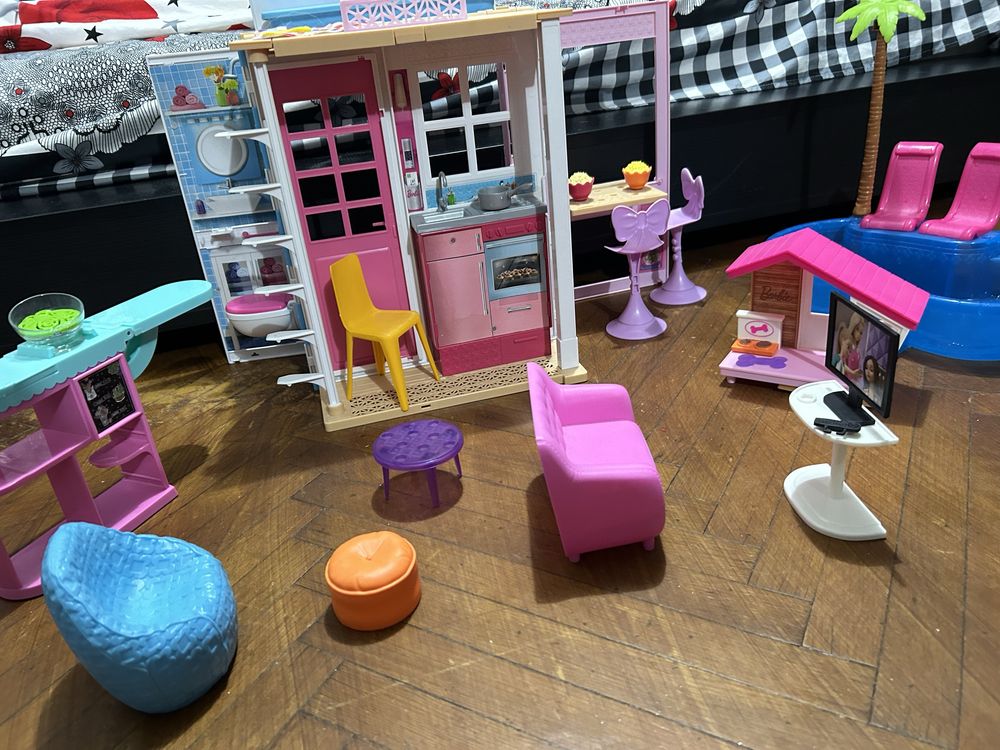 Casuta Barbie plus mobilier Barbie