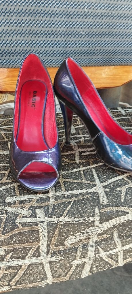 Продаются женские туфли на каблуке