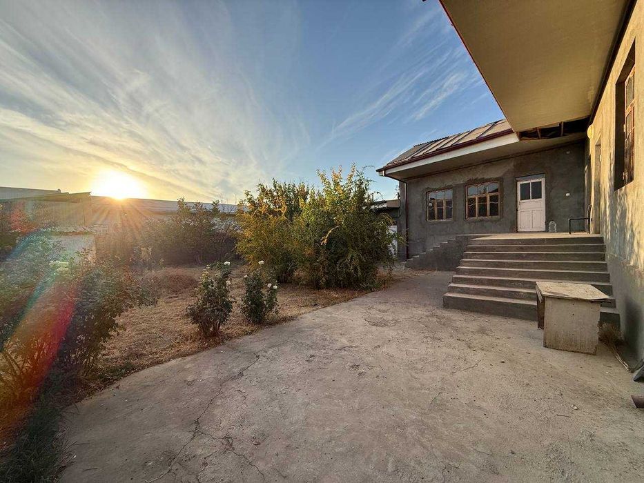 Уч кахрамон 8 сотик ховли сотилади. Фасад 24/33 м.