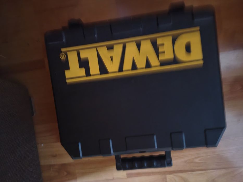 Mașină de găurit și înșurubat Dewalt dcd771