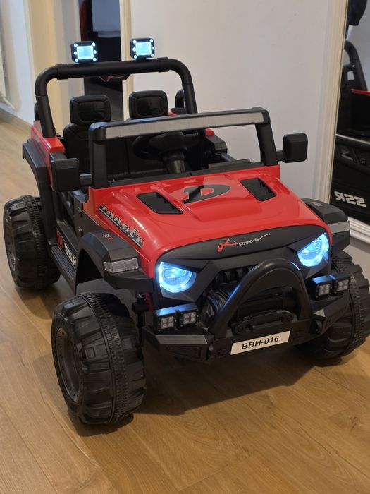 Masinuta Electrica Jeep, Rosie, 12V cu doua motoare, Lumini Si Muzica