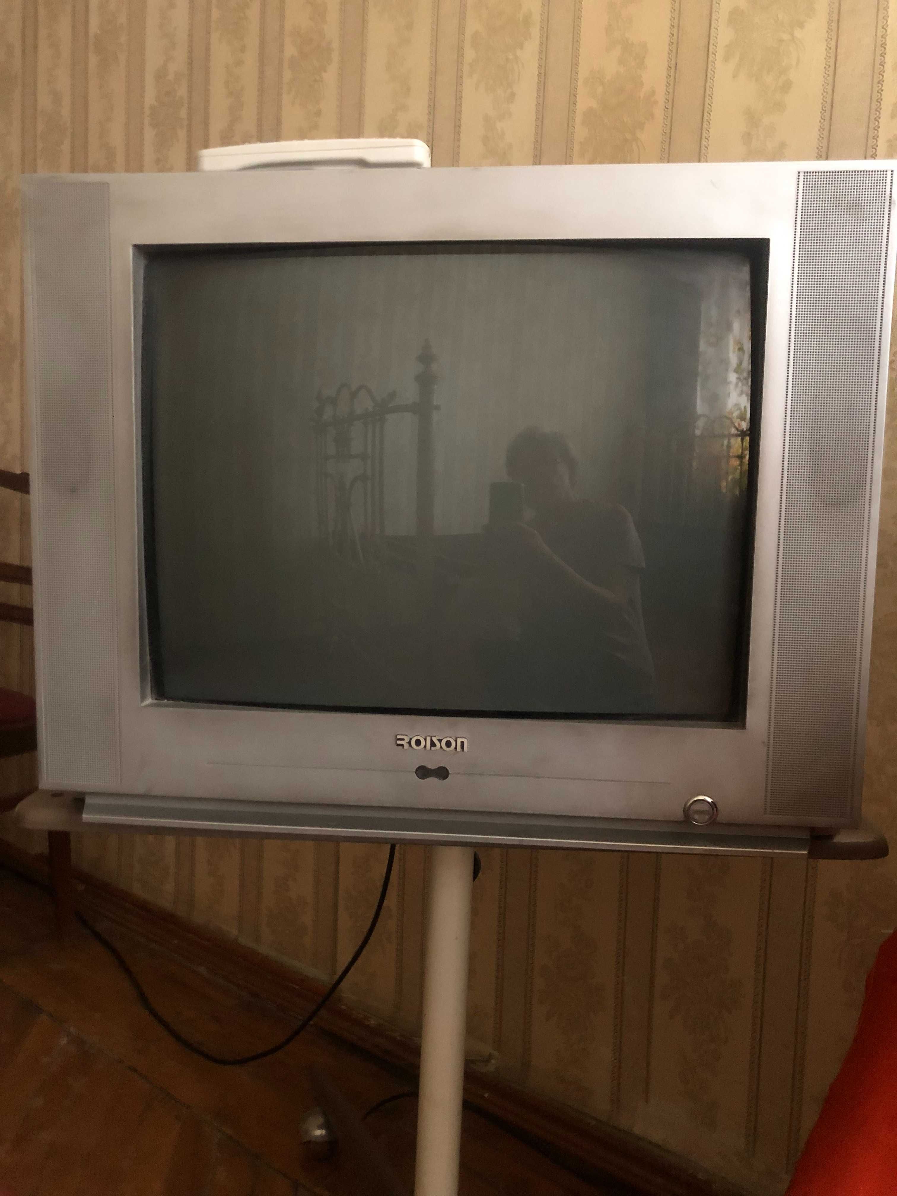 Продается телевизор с подставкой.
