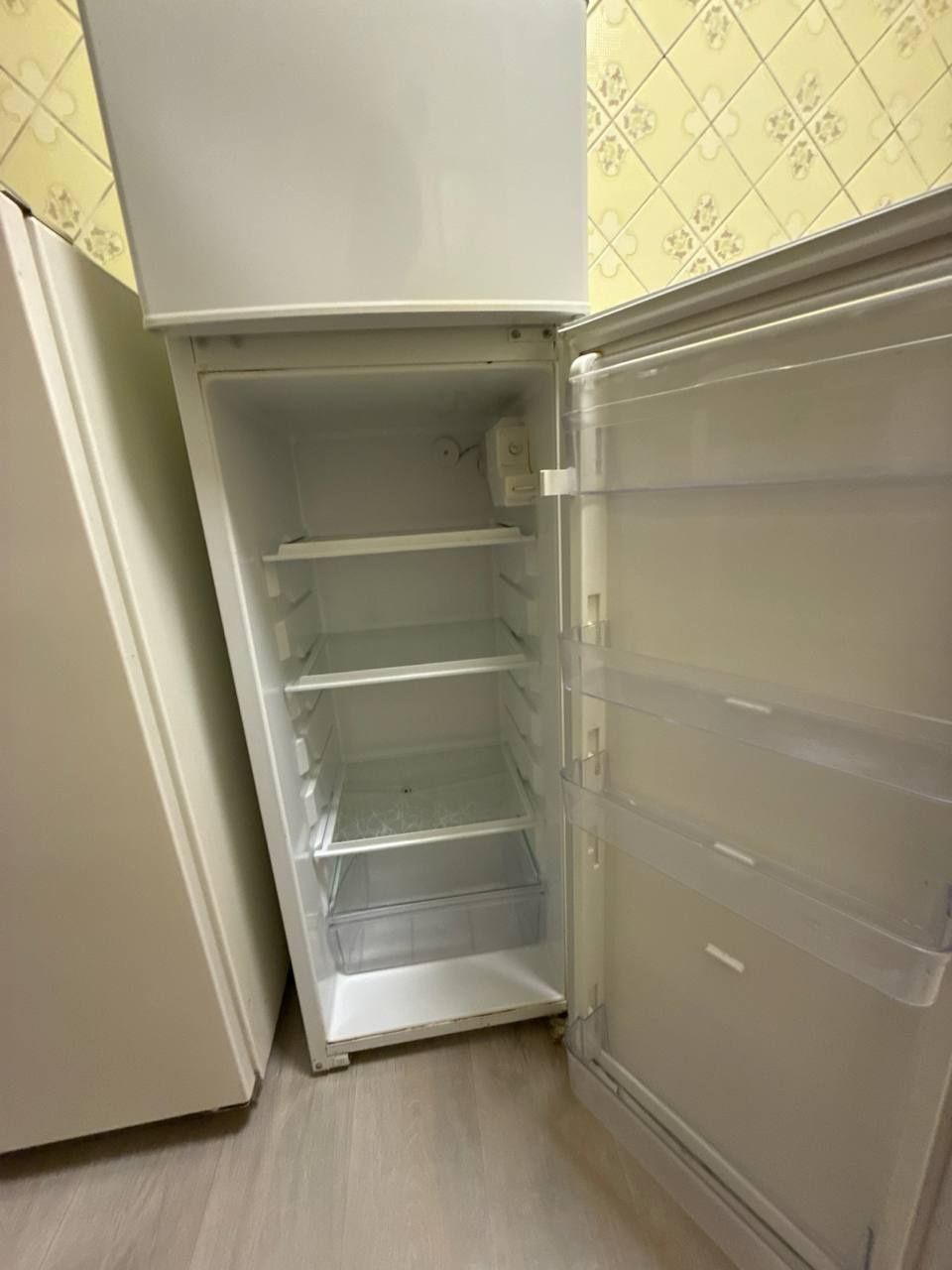 Продам 2 холодильника рабочие за 200 уе