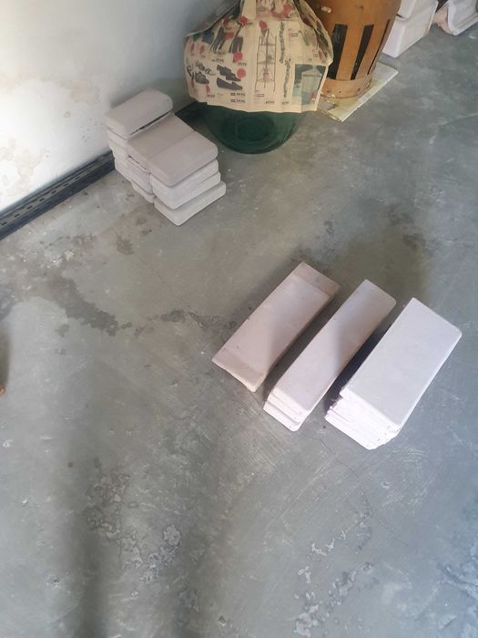 Etajere și materiale pentru sobe din teracotă, culori alb, maron, bej