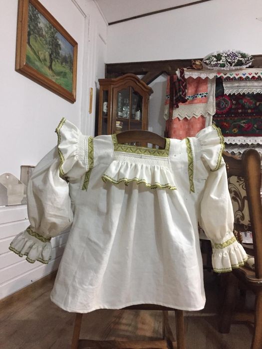 Camesa tradizionala facuta cu mana.