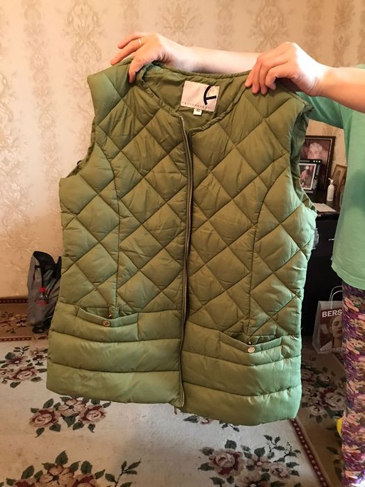 Безрукавка новая.