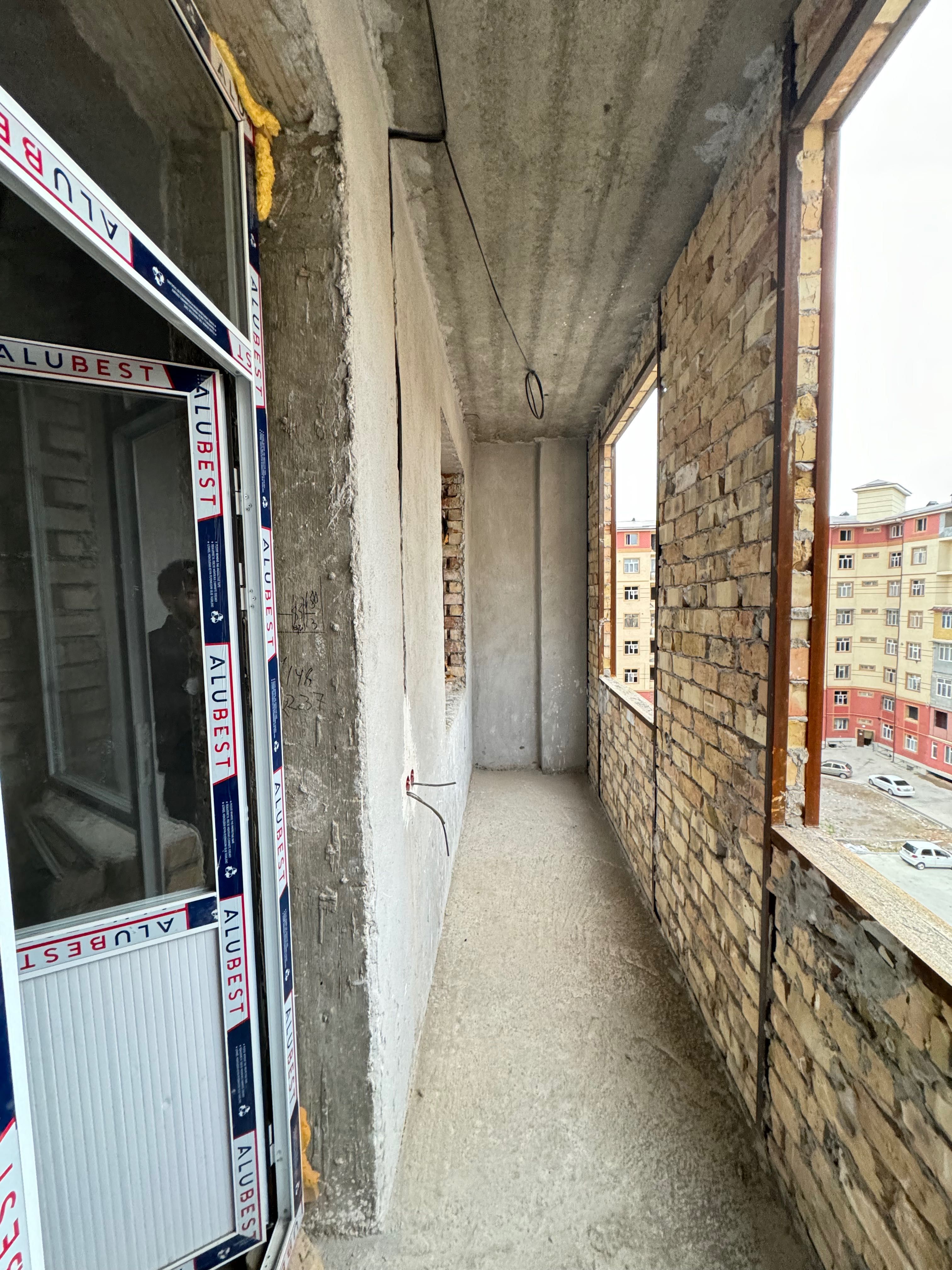 Улица Иззат Новостройке продается квартира с 50% ремонтом  3/6/8  90м2