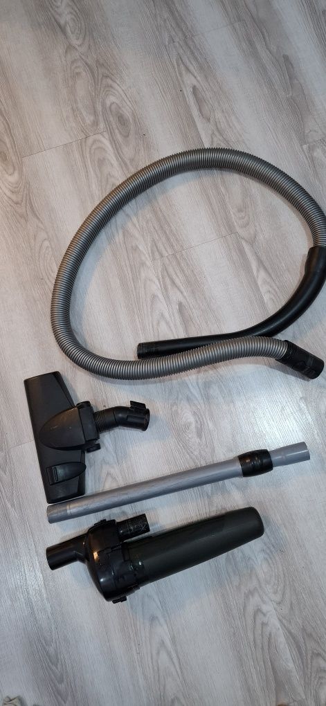Продам пылесос  Bosch BSA3100RU/09 в хорошем состоянии  искрит мотор