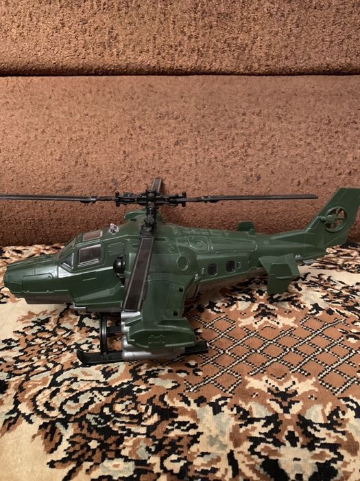 Военный вертолет.