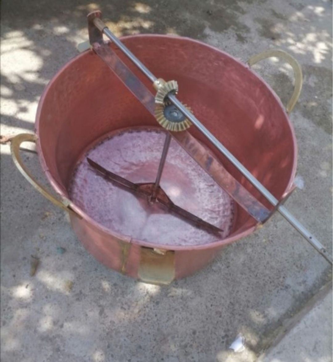 Vând căldare din cupru alimentar capacitate de 70 litri cu fundu de 4m