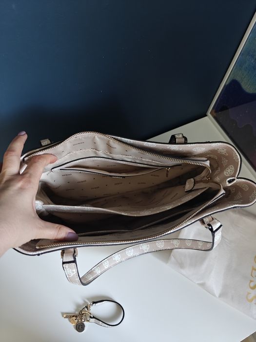 Дамска чанта Guess