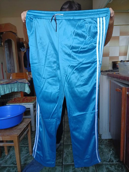 Trening chinezesc albastru, frumos, de primavara sau toamna.