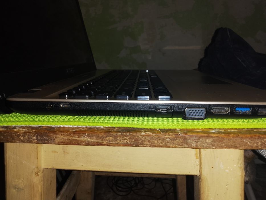 Vând leptop asus